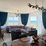 Penthouse Retreat By The Sea Lejlighed Vokolidha